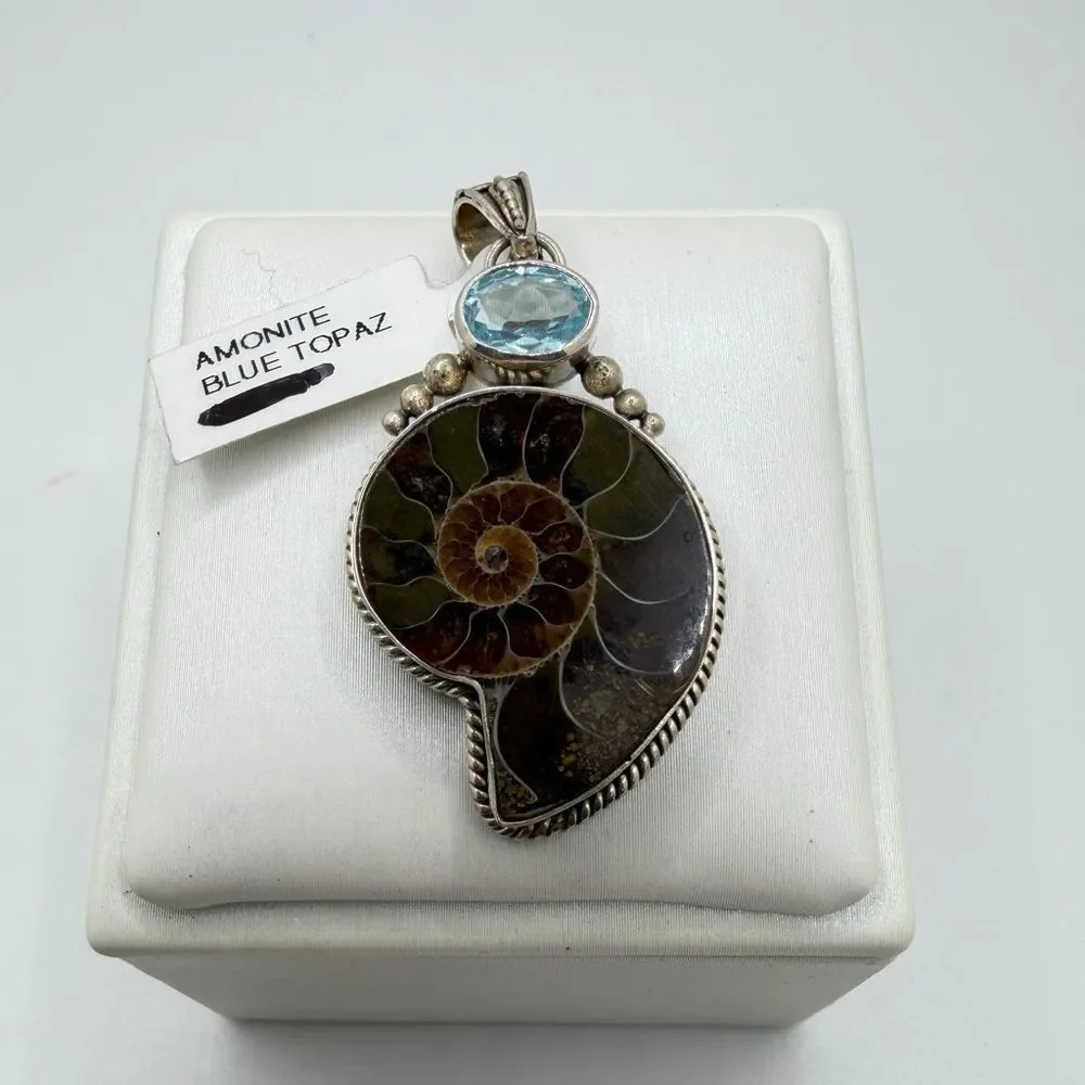 NWT 19x24mm AMMONITE and 8x5mm faceted blue topaz pendant in Bali 925!‎